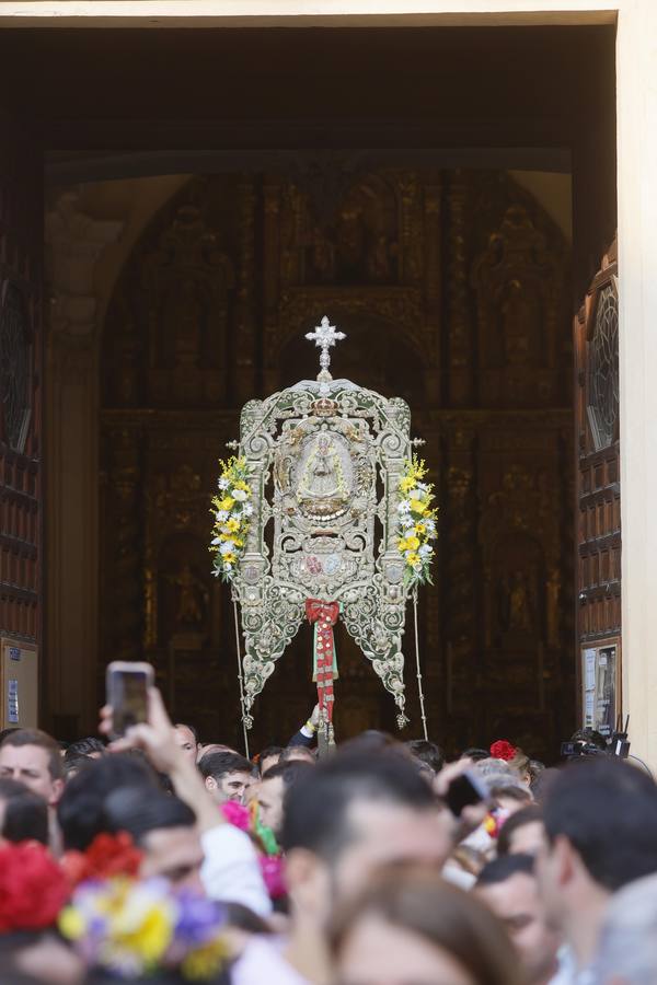 Primeros compases de peregrinación de la Hermandad del Rocío de Triana