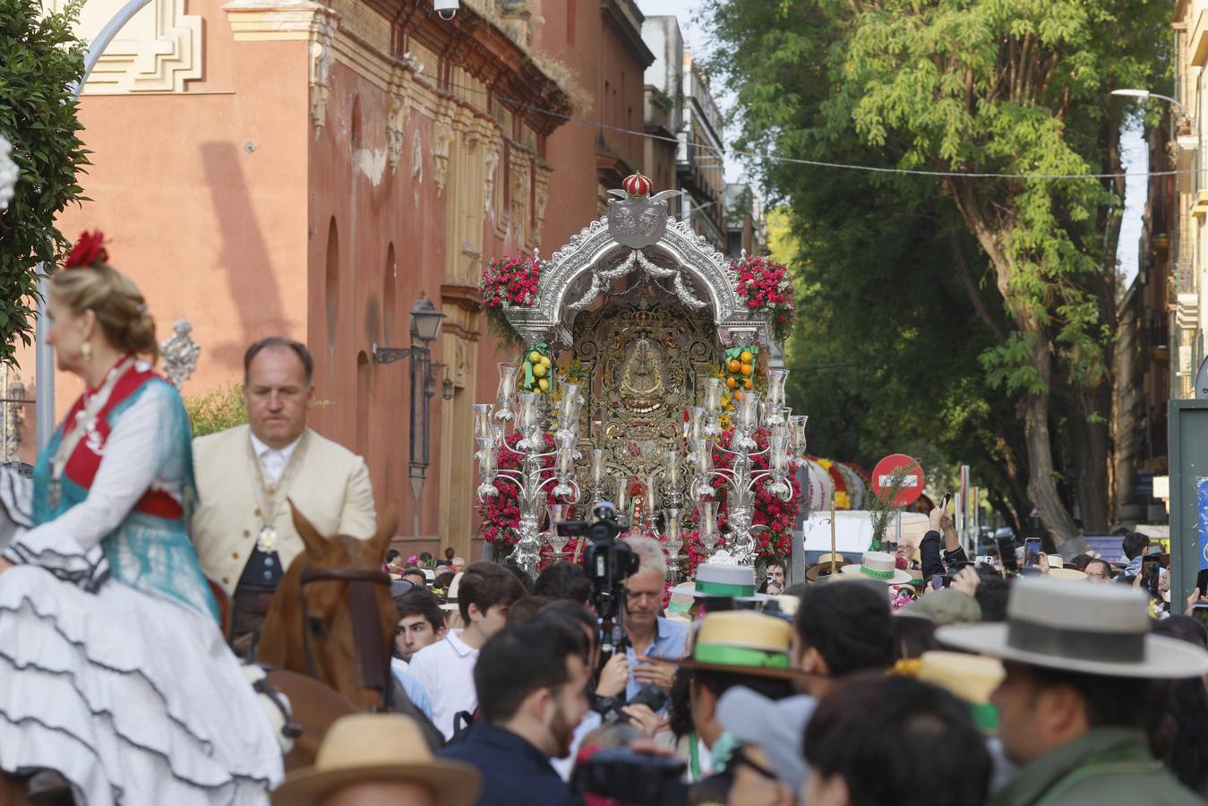 Primeros compases de peregrinación de la Hermandad del Rocío de Triana