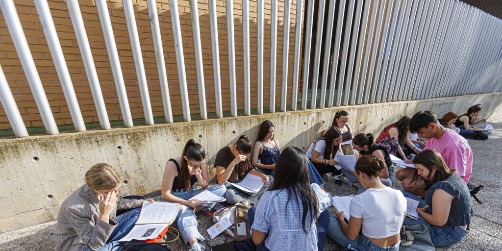 Quejas por el examen de Física en la PAU 2025 en Aragón: la falta de claridad y de datos en un enunciado desató los nervios y el enfado de los alumnos