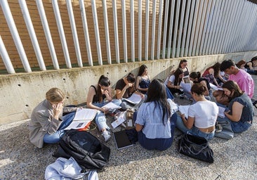Quejas por el examen de Física en la PAU 2025 en Aragón: la falta de claridad y de datos en un enunciado desató los nervios y el enfado de los alumnos