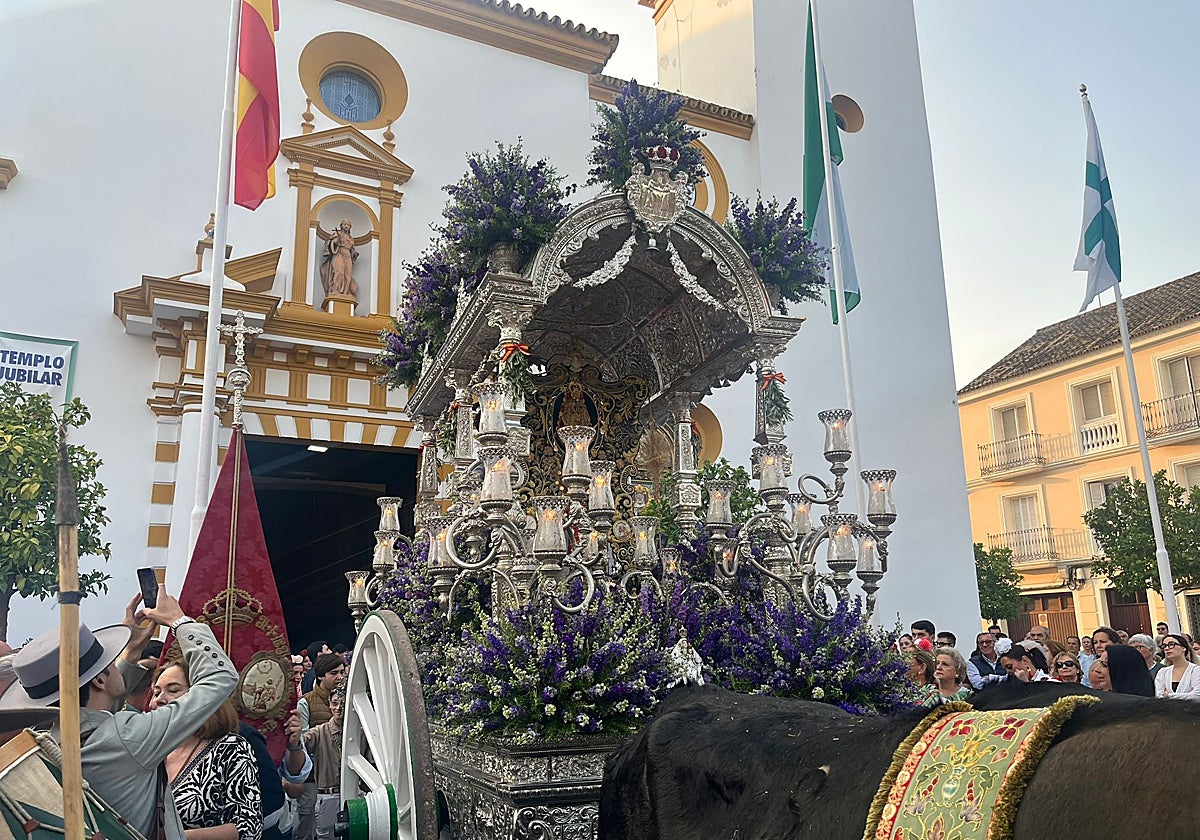 El Simpecado de la Hermandad del Rocío de Dos Hermanas sale de la parroquia de Santa María Magdalena