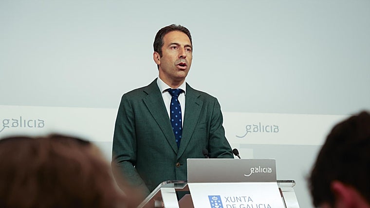 Alfonso Villares, el miércoles, anunciando su dimisión