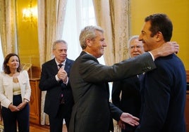 Alfonso Rueda abraza a Alfonso Villares en la toma de posesión este jueves de su sucesora, Marta Villaverde (izda.)