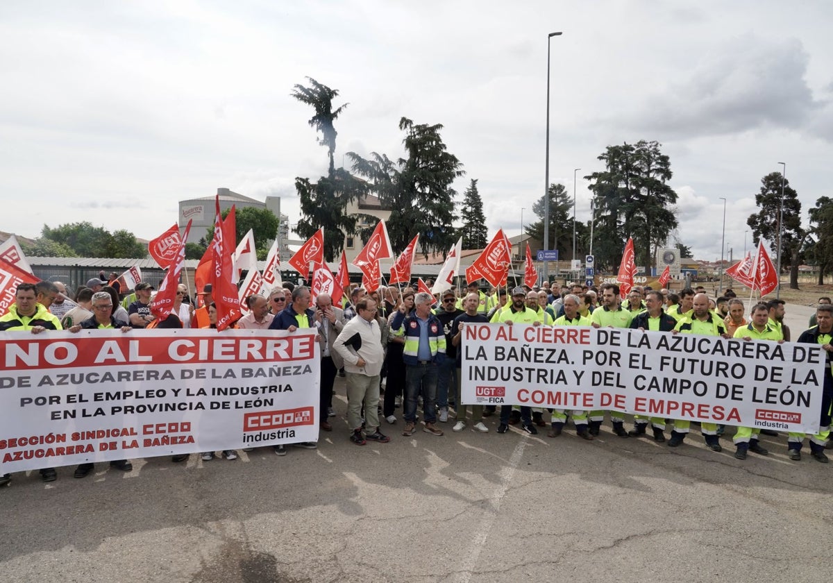 Centenares de trabajadores se manifiestan frente a la planta de la Azucarera en La Bañeza
