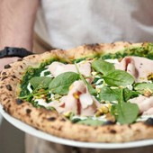 La pizzería de Barcelona que es considera la tercera mejor de Europa: cuál es, dónde está y precio de su carta
