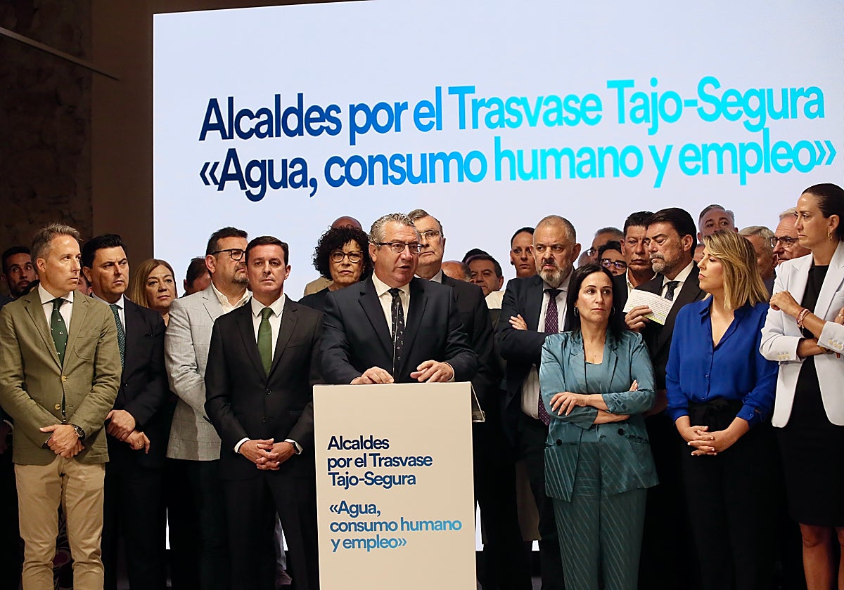 El presidente de la Diputación de Alicante, Toni Pérez, junto a alcaldes en el acto de este jueves en defensa del trasvase Tajo-Segura