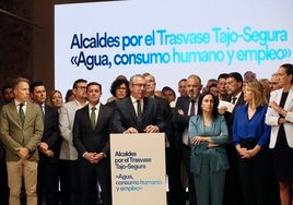 Toni Pérez reivindica con un centenar alcaldes de Alicante, Murcia y Almería el trasvase Tajo-Segura con «el mensaje de unidad» frente a la «sinrazón»