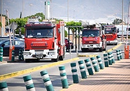 Arde un vehículo en el barrio de Adra donde se incendiaron cuatro casas y un joven fue asesinado tras enfrentamientos entre clanes