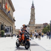 Imagen - Acosta emerge desde el interior de una caja gigante, en su moto, entre efectos especiales, humo y confeti, que se ha trasladado a la Plaza del Pilar