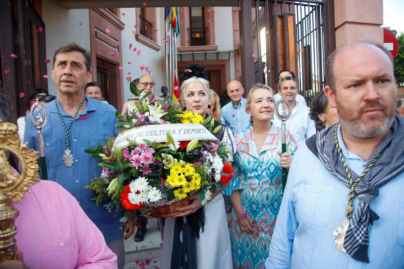 Salida de la hermandad de Pilas hacia la aldea del Rocío