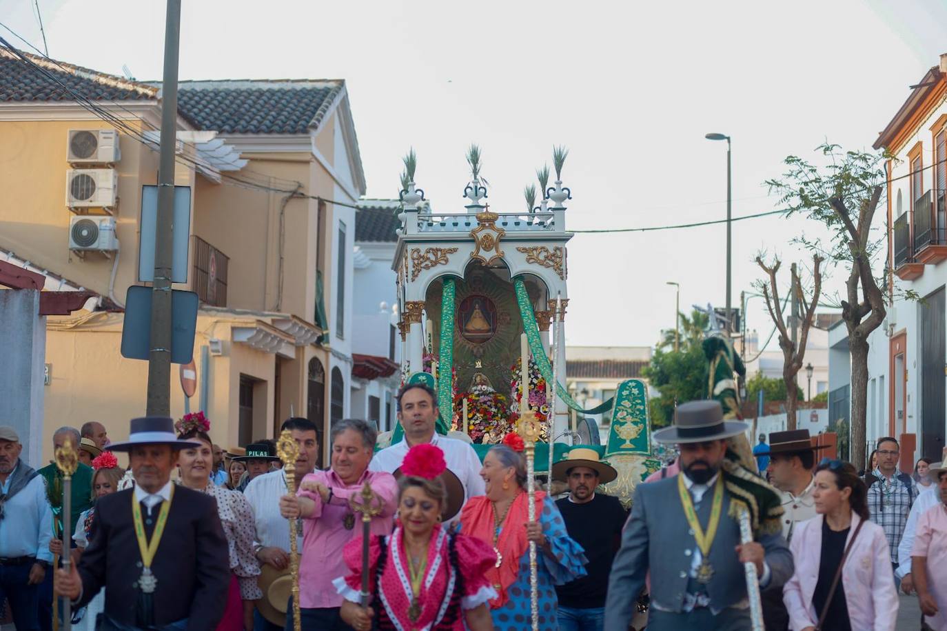 Salida de la hermandad de Pilas hacia la aldea del Rocío
