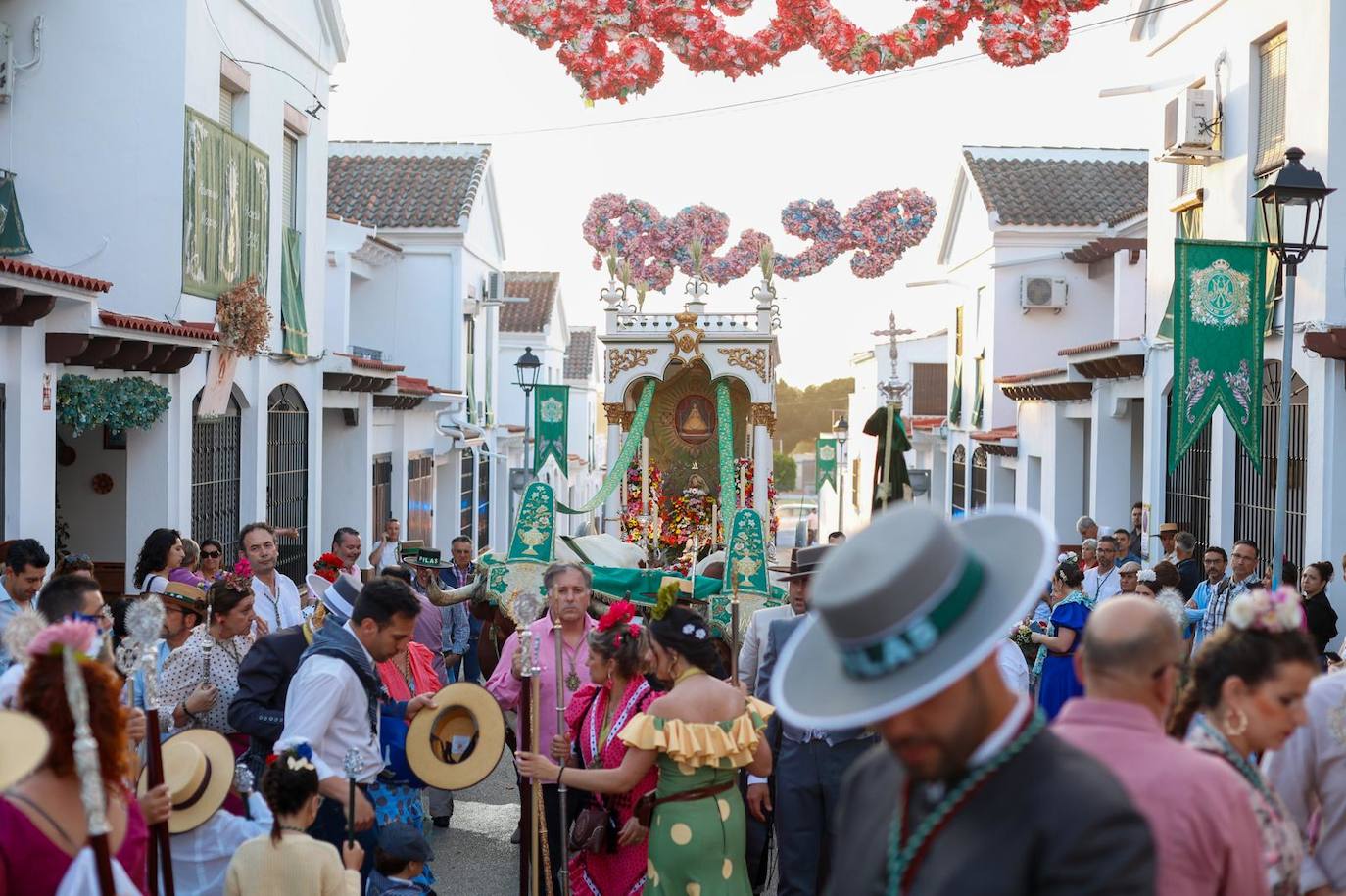 Salida de la hermandad de Pilas hacia la aldea del Rocío
