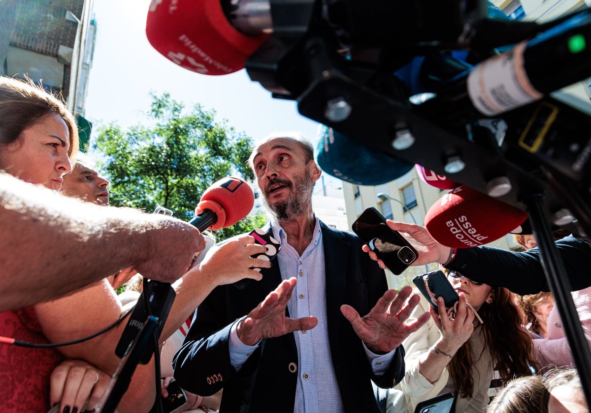 El expresidente del Ejecutivo aragonés, Javier Lambán, atiende a los medios tras la reunión del Comité Federal del PSOE, en la sede federal del PSOE, a 7 de septiembre de 2024