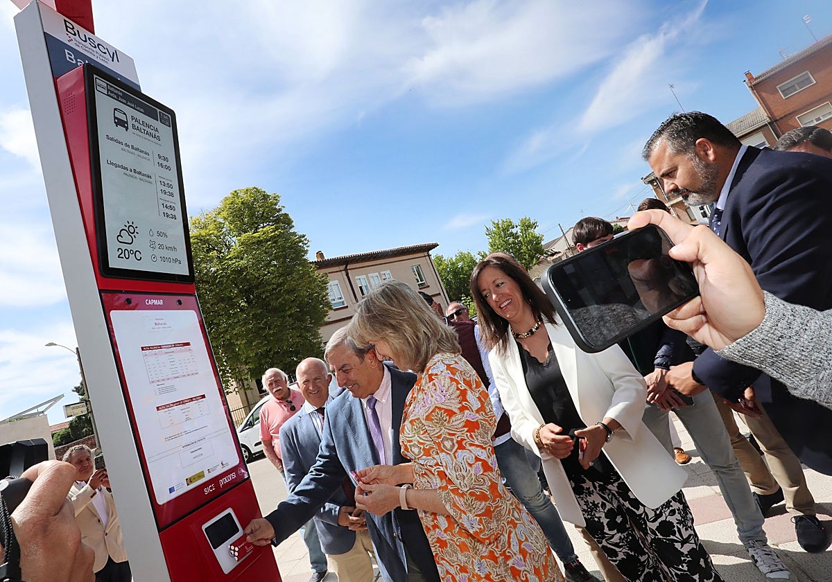 El consejero de Movilidad y Transformación Digital, José Luis Sanz Merino, y la alcaldesa de Baltanás, Mª José de la Fuente, prueban una de las paradas inteligentes