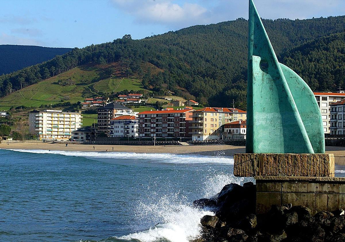 Esta es la única playa con mar del País Vasco que tiene bandera azul en 2025: dónde está y cómo llegar