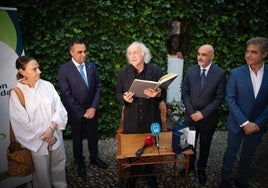 Amancio Prada recibe en Granada el Pozo de Plata por poner música «a los versos mágicos de Lorca»