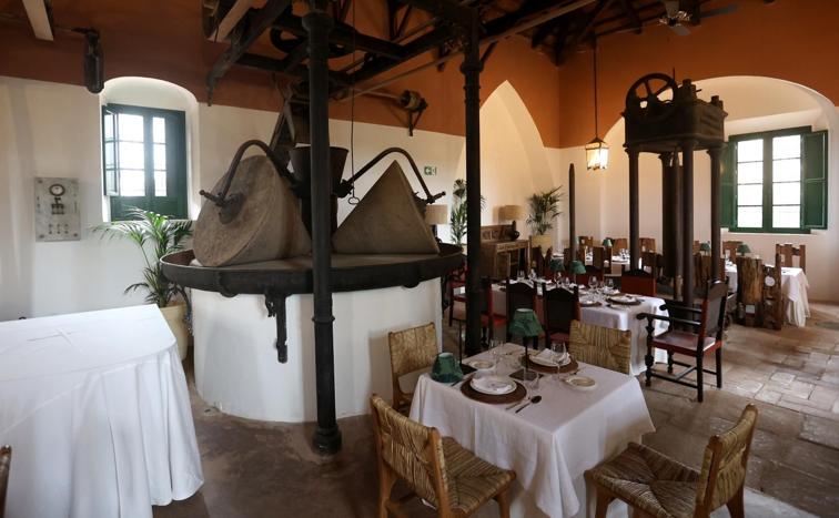 Imagen principal - Arriba, el comedor; sobre estas líneas, una de las habitaciones; a la derecha, la capilla