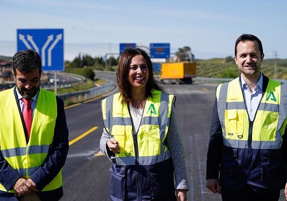 a consejera Rocío Díaz, en una visita a las obras de reparación en la autovía A-92, a su paso por Granada en 2024