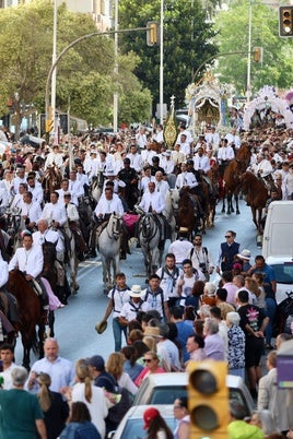 La comitiva de la hermandad de Huelva con los caballistas luciendo las tradicionales chaquetillas blancas