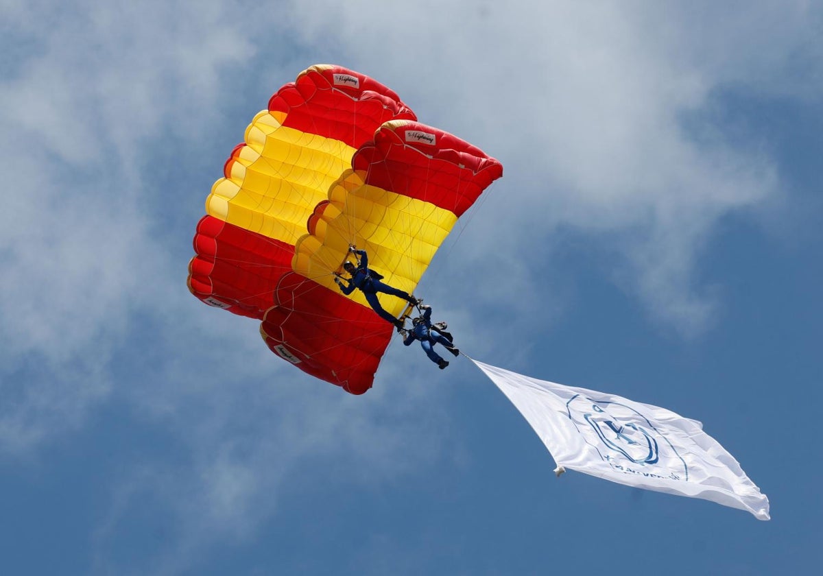 Acto de exhibición aérea, anfibia y terrestre por el Día de las Fuerzas Armadas en la playa de Las Alcaravaneras, en Las Palmas de Gran Canaria