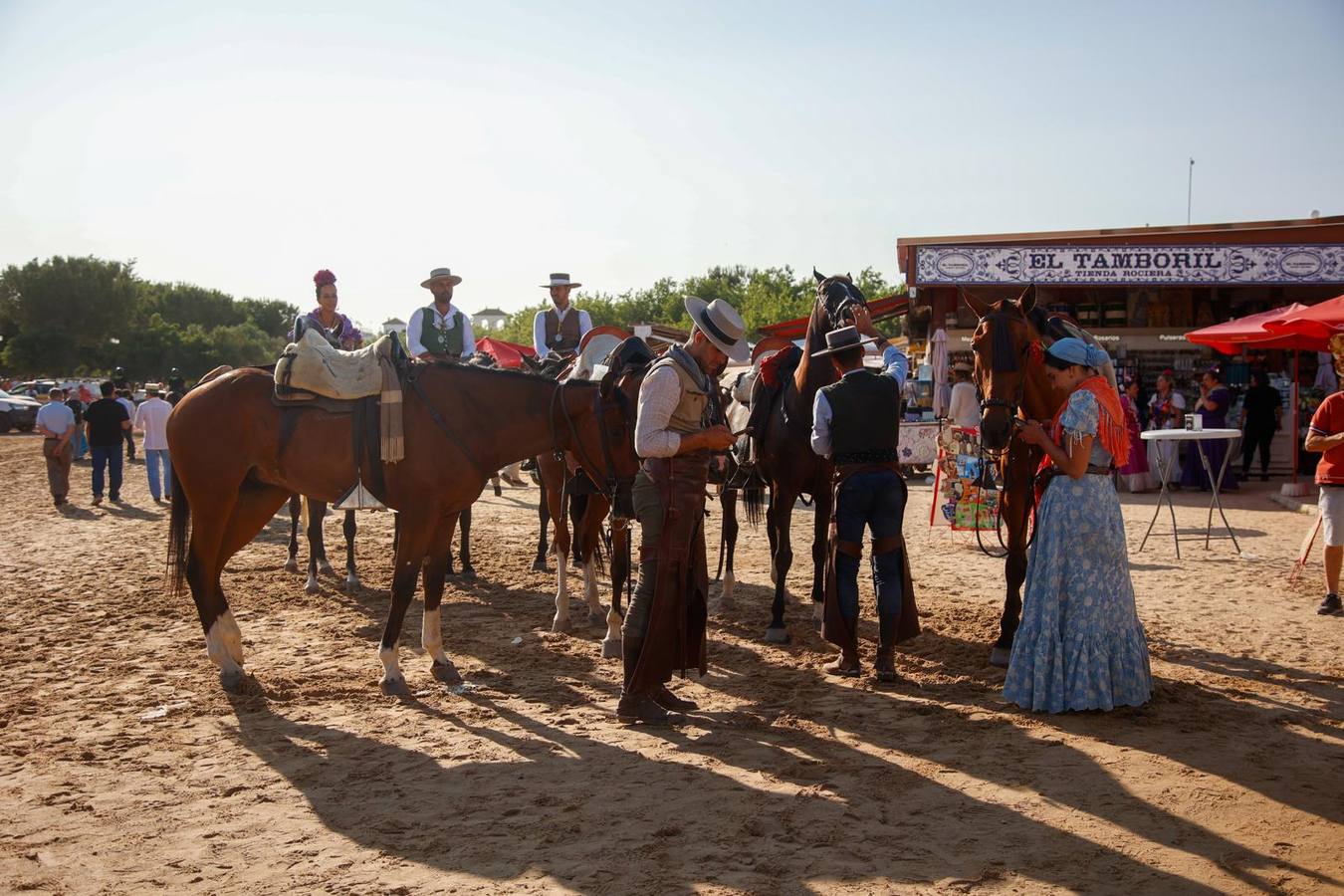 La ermita ha recibido este viernes previo a Pentecostés la visita de miles de romeros