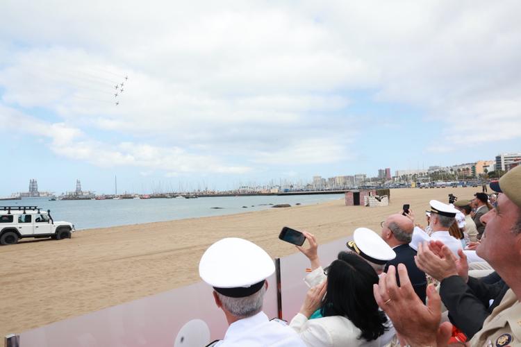 El Rey, en la exhibición dinámica celebrada en la Playa de las Alcaravaneras (Las Palmas de Gran Canaria) con ocasión del «Día de las Fuerzas Armadas 2025».