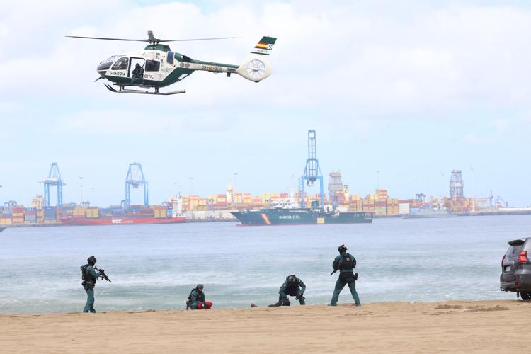 El Rey, en la exhibición dinámica celebrada en la Playa de las Alcaravaneras (Las Palmas de Gran Canaria) con ocasión del «Día de las Fuerzas Armadas 2025».