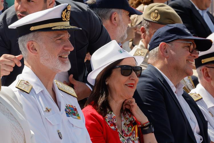 El Rey Felipe VI, junto a la ministra de Defensa, Margarita Robles