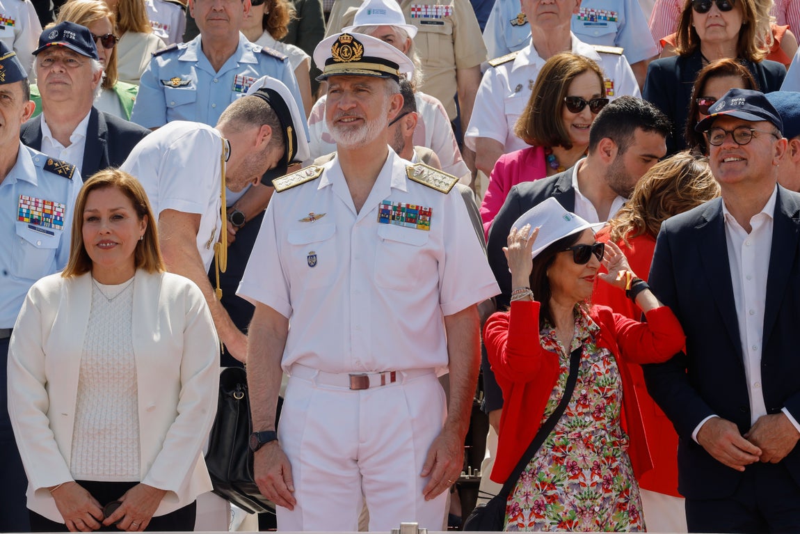 El Rey Felipe VI junto a la ministra de Defensa, Margarita Robles