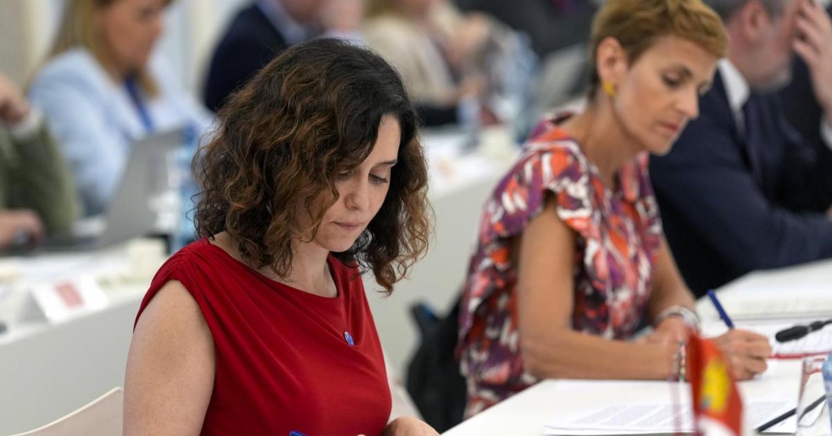 Ayuso abandona momentáneamente la reunión de la Conferencia de Presidentes mientras Pradales e Illa hablan en vasco y catalán