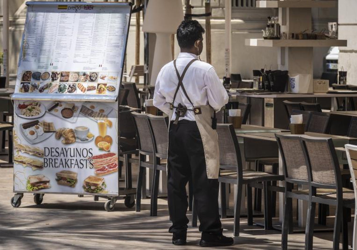 Imagen de archivo de un camarero en un restaurante ajeno a esta noticia