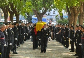 Homenaje al policía nacional muerto en el accidente en el que también fallecieron tres ladrones que estaban siendo perseguidos por la Policía Local