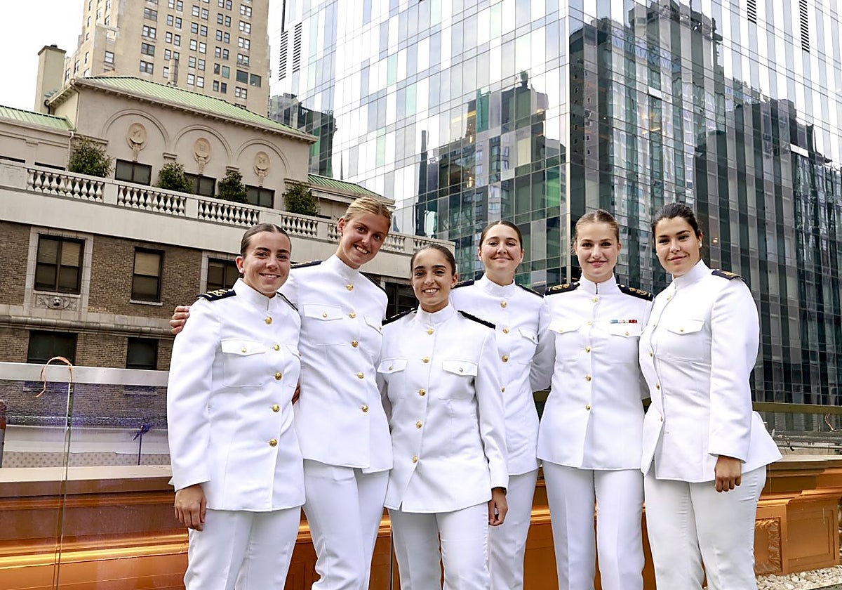 La Princesa Leonor, junto a cinco de sus compañeras guardiamarinas