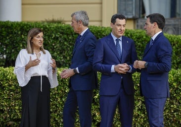 El presidente de la Junta de Andalucía, Juanma Moreno (segundo por la derecha) charla con el lendakari Imanol Pradales (d), a su llegada a la XXVIII Conferencia de Presidentes en Barcelona