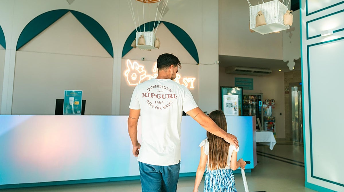 Unos clientes de un hotel Magic Costa Blanca acceden al establecimiento