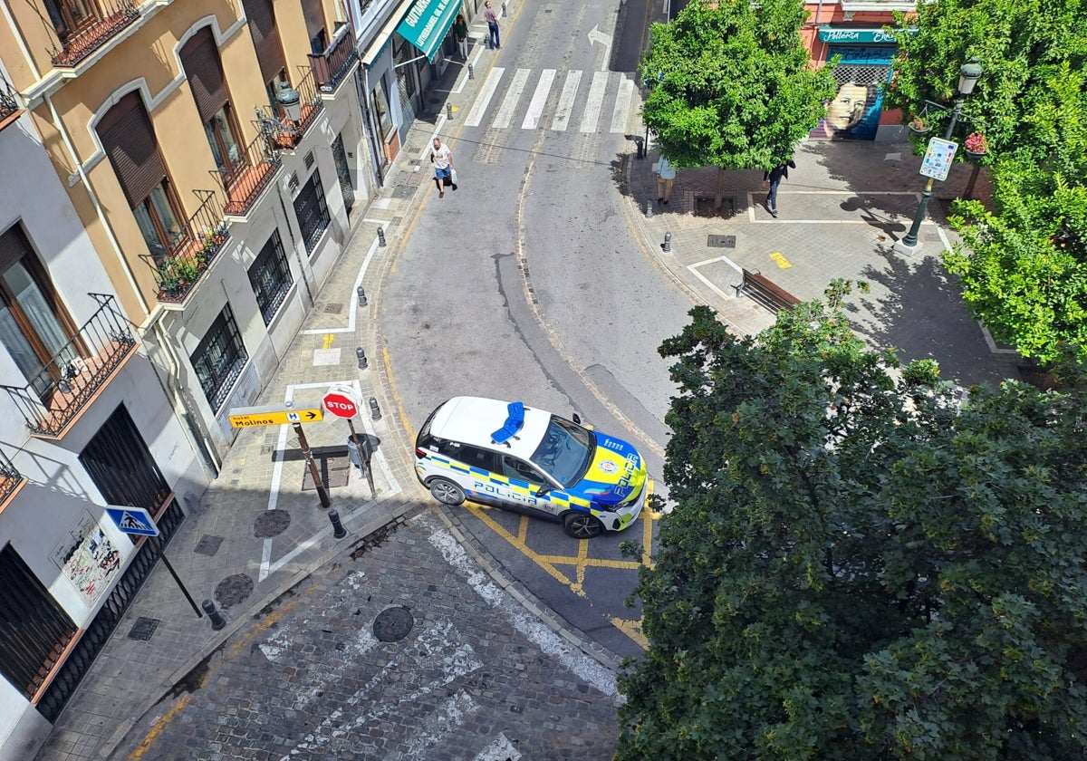 Un coche de la Policía Local de Granada, en la Plaza del Realejo