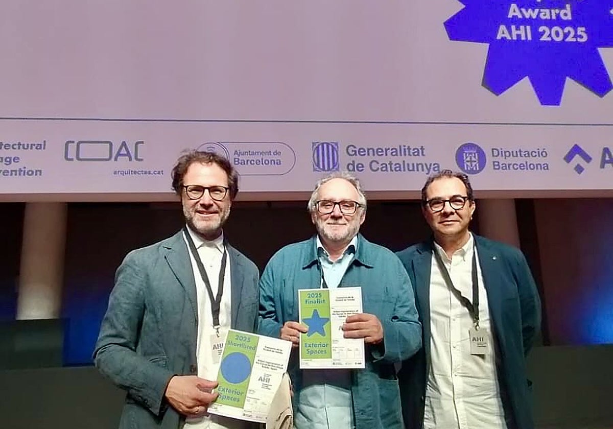 Jesús Corroto, gerente del Consorcio, con los arquitectos Jesús Gómez-Escalonilla y Benjamín Juan Santágueda