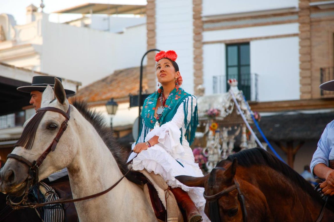 Los romeros de La Algaba, este viernes, se presentan ante la Blanca Paloma
