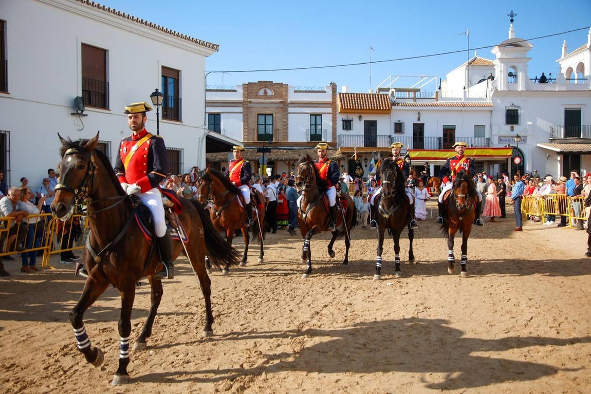 Las primeras hermandades han ido posando sus simpecados frente a la ermita almonteña