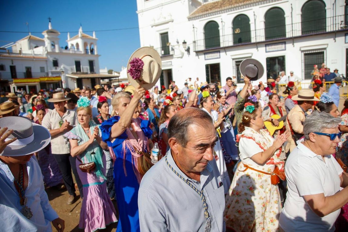 Las primeras hermandades han ido posando sus simpecados frente a la ermita almonteña
