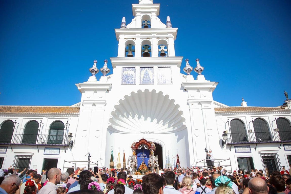 Las primeras hermandades han ido posando sus simpecados frente a la ermita almonteña