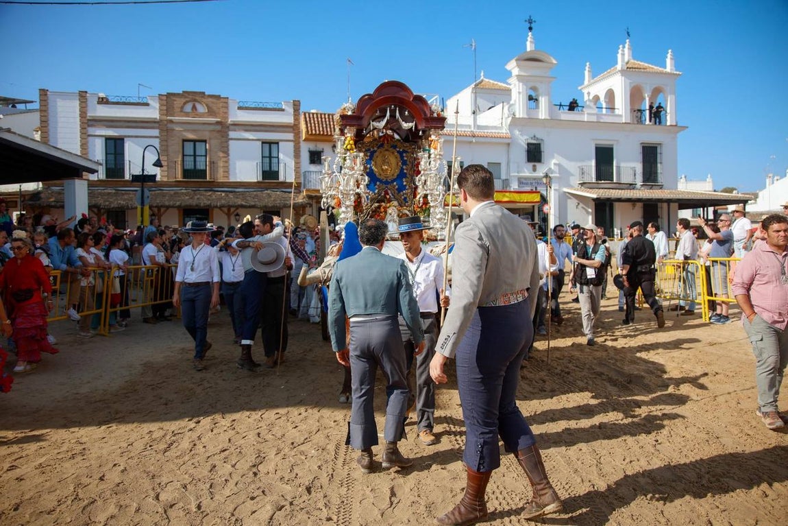 Las primeras hermandades han ido posando sus simpecados frente a la ermita almonteña