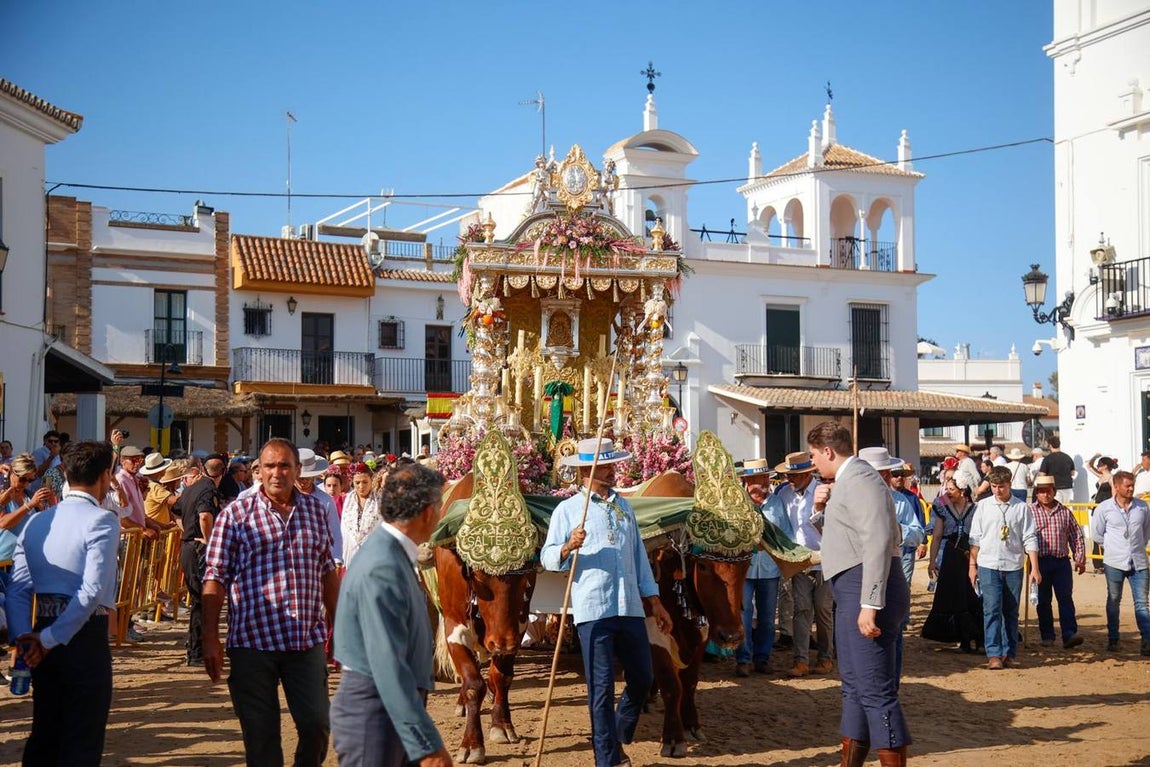 Las primeras hermandades han ido posando sus simpecados frente a la ermita almonteña