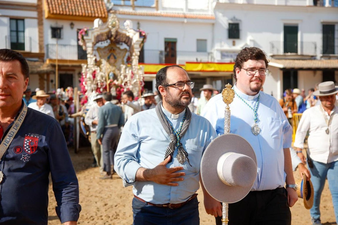 Las primeras hermandades han ido posando sus simpecados frente a la ermita almonteña