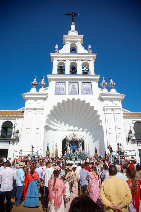 Las primeras hermandades han ido posando sus simpecados frente a la ermita almonteña