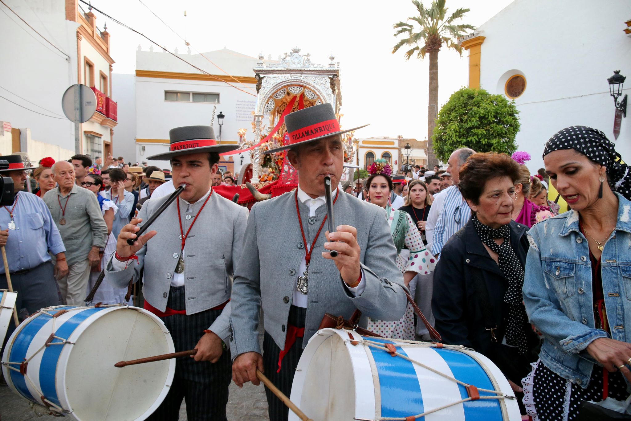 Sale Villamanrique, la última filial en ponerse en camino hacia el Rocío