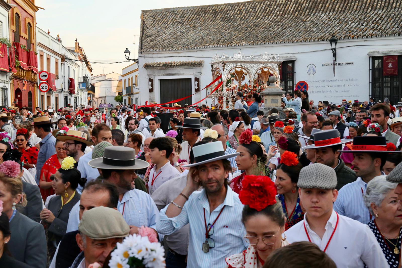 Sale Villamanrique, la última filial en ponerse en camino hacia el Rocío