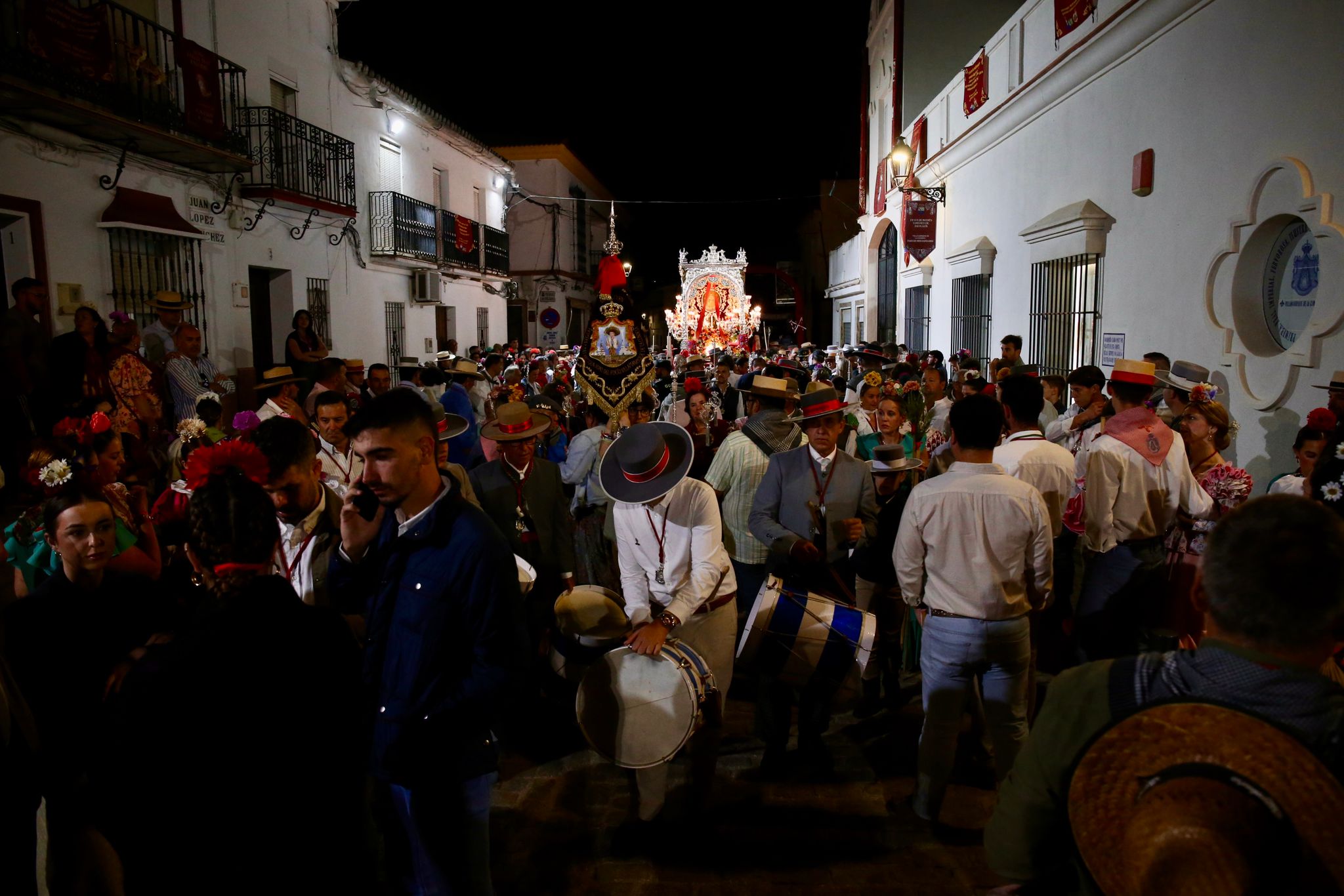 Sale Villamanrique, la última filial en ponerse en camino hacia el Rocío