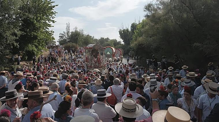 La Virgen del Rocío &#039;salva&#039; a Triana y Sevilla a su paso por el Vado del Quema