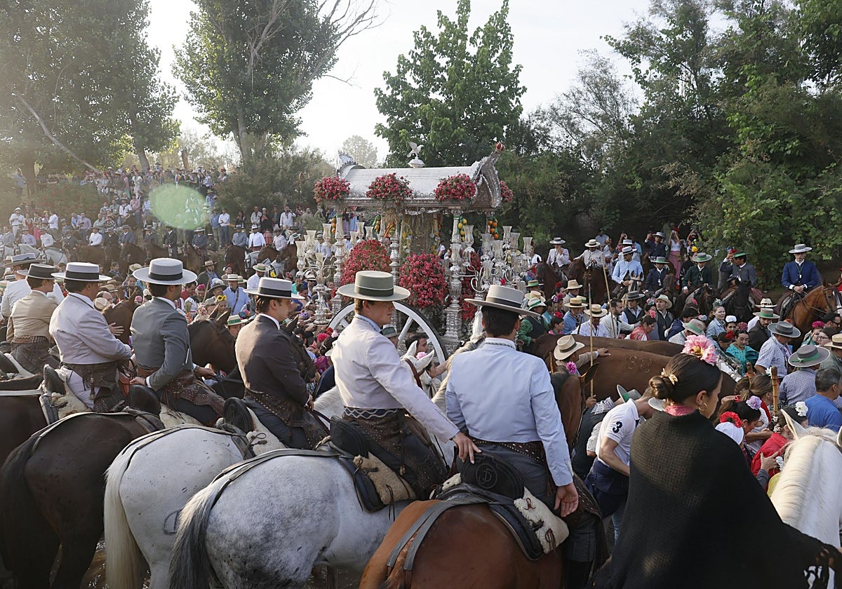 La carreta del Simpecado de Triana, este viernes en el Vado del Quema